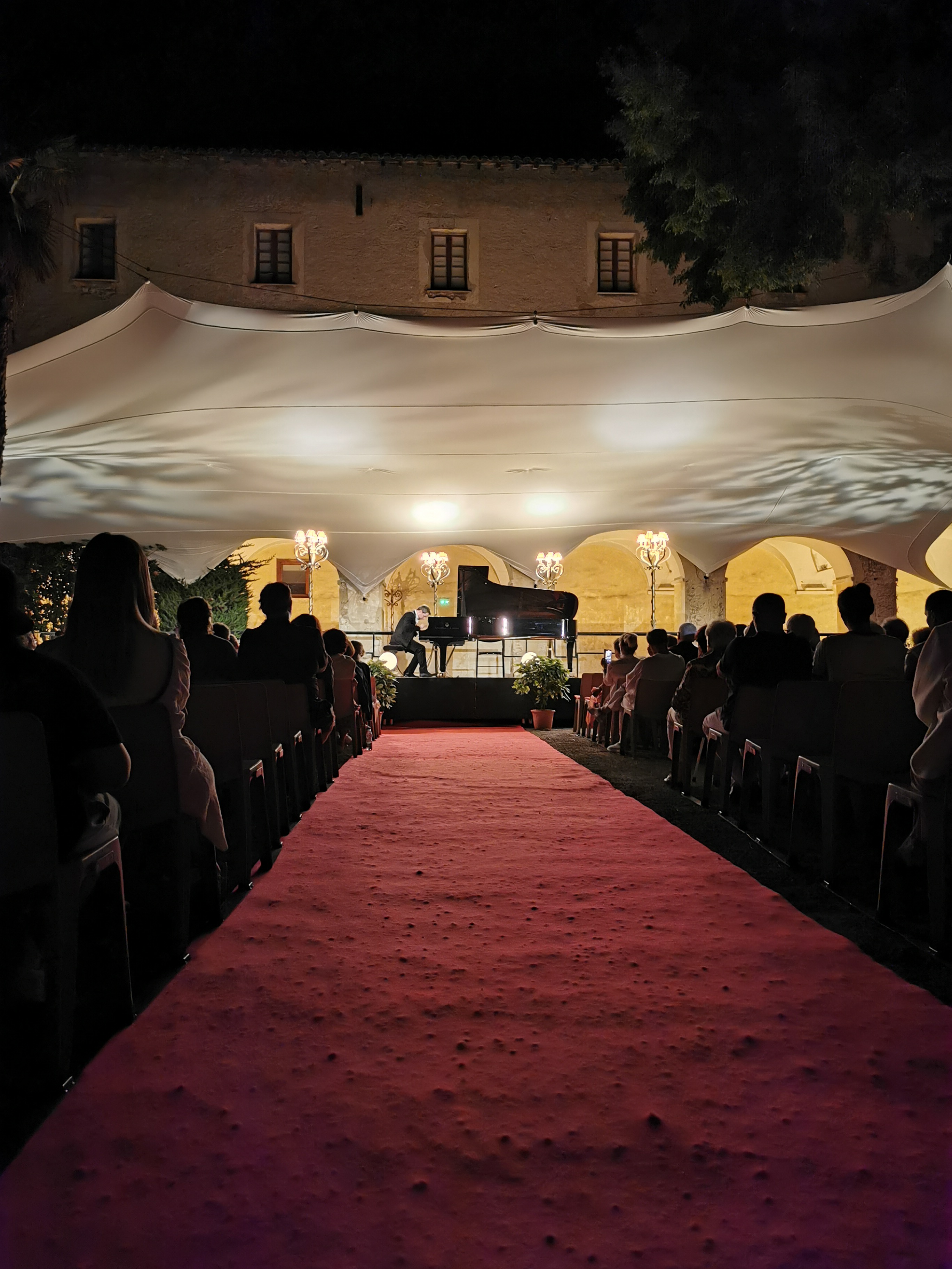 SCENE CLOITRE TAPIS ROUGE IMG_20230715_231101.jpg